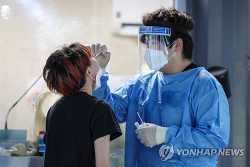 (LEAD) S. Korea postpones plan to ease virus curbs amid recent COVID-19 surge