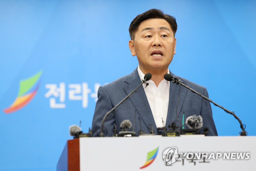 김관영 전북도지사가 14일 전북도청 브리핑룸에서 열린 2023 새만금 세계스카우트잼버리 파행과 관련한 기자회견에서 발언하고 있다. / 연합뉴스