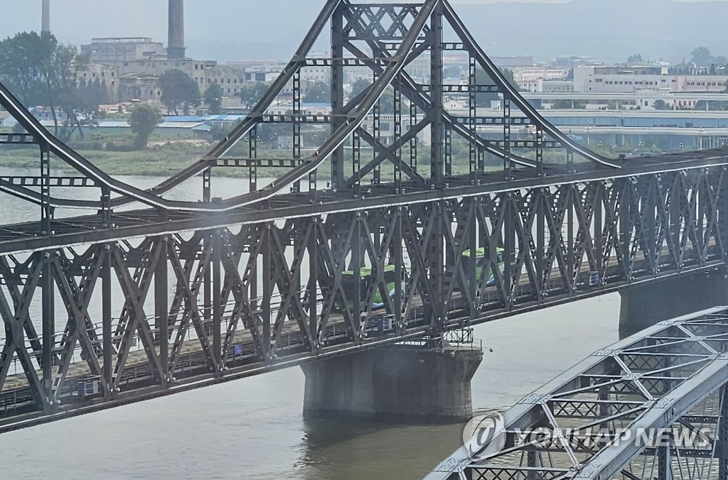 신의주에서 중국 단둥으로 향하는 버스