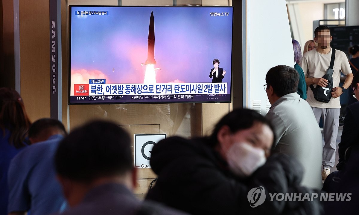 This file photo, taken Aug. 31, 2023, shows a news report on North Korea's launches of two short-range ballistic missiles the previous day being aired at Seoul Station in central Seoul. (Yonhap)