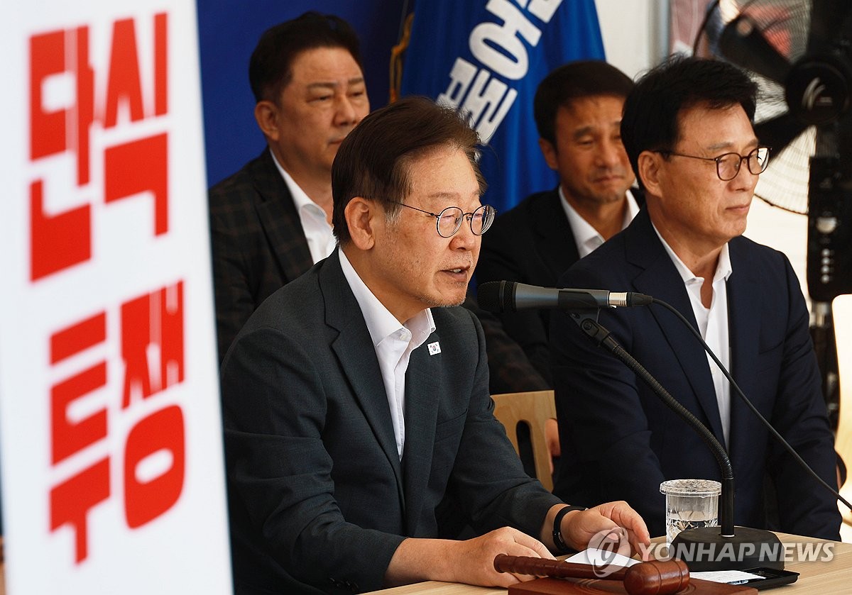 Lee Jae-myung (L), leader of the main opposition Democratic Party, speaks during a meeting of the party's Supreme Council at a tent in front of the National Assembly in Seoul on Sept. 6, 2023, as he stages a hunger strike for the seventh day in a row. (Yonhap)