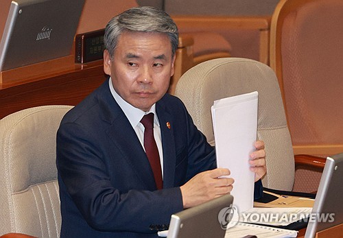 Defense Minister Lee Jong-sup appears to have expressed willingness to resign: source