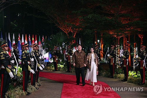 Yoon, first lady wear Indonesian national costume for ASEAN gala dinner