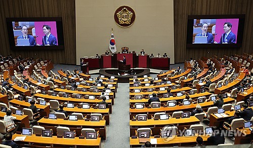 경제정책·오염수 공방…"경제폭망 걱정" "文정부서 부채 늘어"