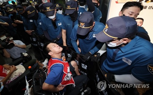 전장연, 경찰과 대치