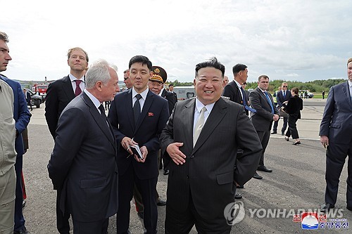 KCNA: El líder norcoreano dialoga con el ministro de Defensa ruso para reforzar su cooperación militar