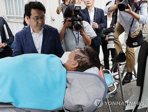 The leader of the main opposition Democratic Party, Lee Jae-myung (C), is transferred to a nearby hospital from the National Assembly in Seoul on Sept. 18, 2023. (Yonhap)