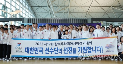 Los atletas y delegados surcoreanos para los Juegos Asiáticos de Hangzhou posan para las fotos, el 20 de septiembre de 2023, en el Aeropuerto Internacional de Incheon, al oeste de Seúl, antes de partir a China.