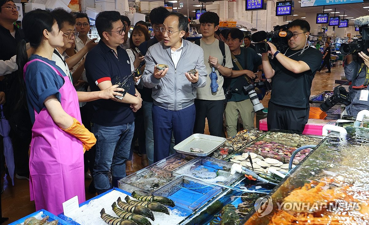 Deputy PM inspects fish market