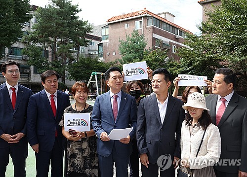 與, 강서구 전통시장 방문…김태우 지원·추석 민심 청취