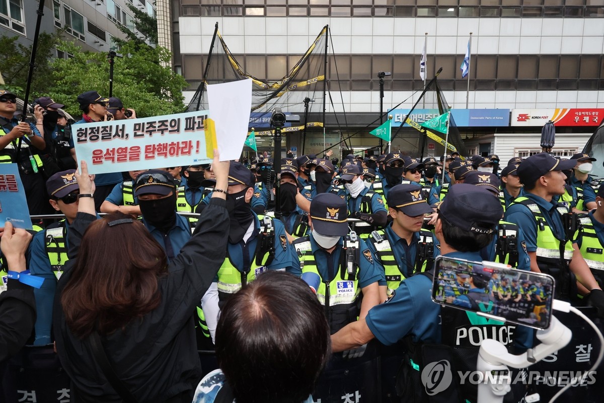 民主党本部前で抗議する李在明氏の支持者