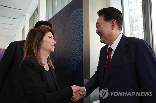 Yoon attends Digital Vision Forum
