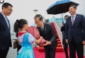 중국 항저우 도착해 꽃다발 받는 한덕수 총리