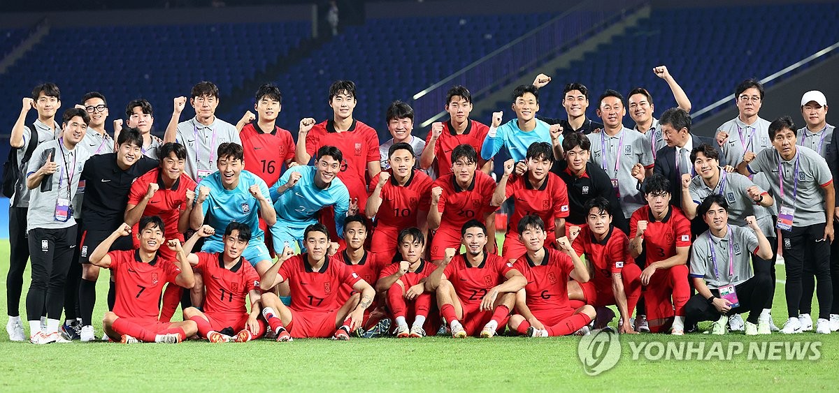 9월  24일 중국 진화 스포츠센터 경기장에서 열린 제19회 아시안게임 남자 축구 경기에서 한국 선수들과 코치들이 바레인을 3-0으로 꺾고 단체 사진을 찍고 있다.  (연합)