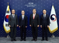 (LEAD) S. Korea, China, Japan hold high-level talks to discuss trilateral summit
