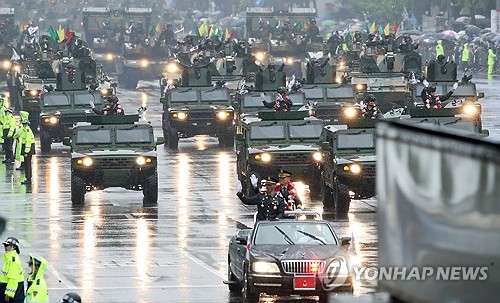 (LEAD) S. Korea stages military parade in downtown Seoul for 1st time in decade