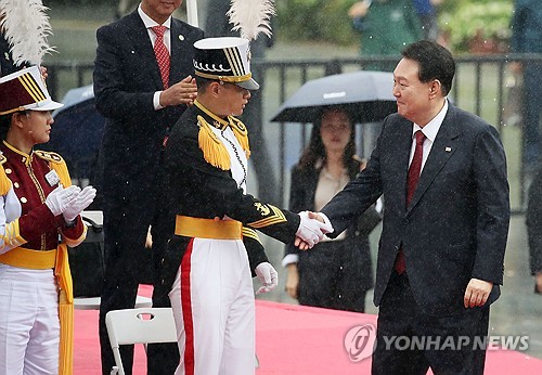 Yoon saluda a un cadete en el desfile militar