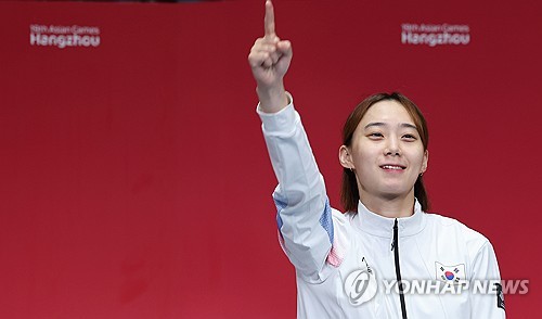(Asiad) Gold medalist fencer Yoon Ji-su credits her strong mindset to her baseball pitcher father