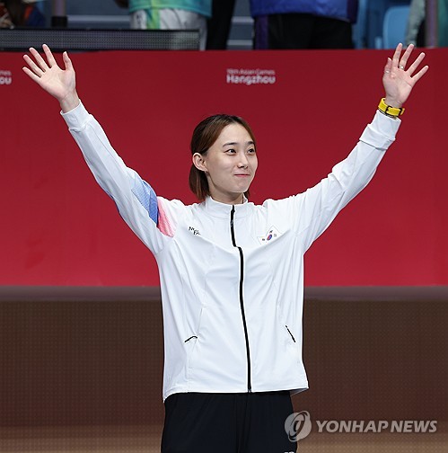 المبارزة الكورية الجنوبية يون جي سو تفوز بالميدالية الذهبية