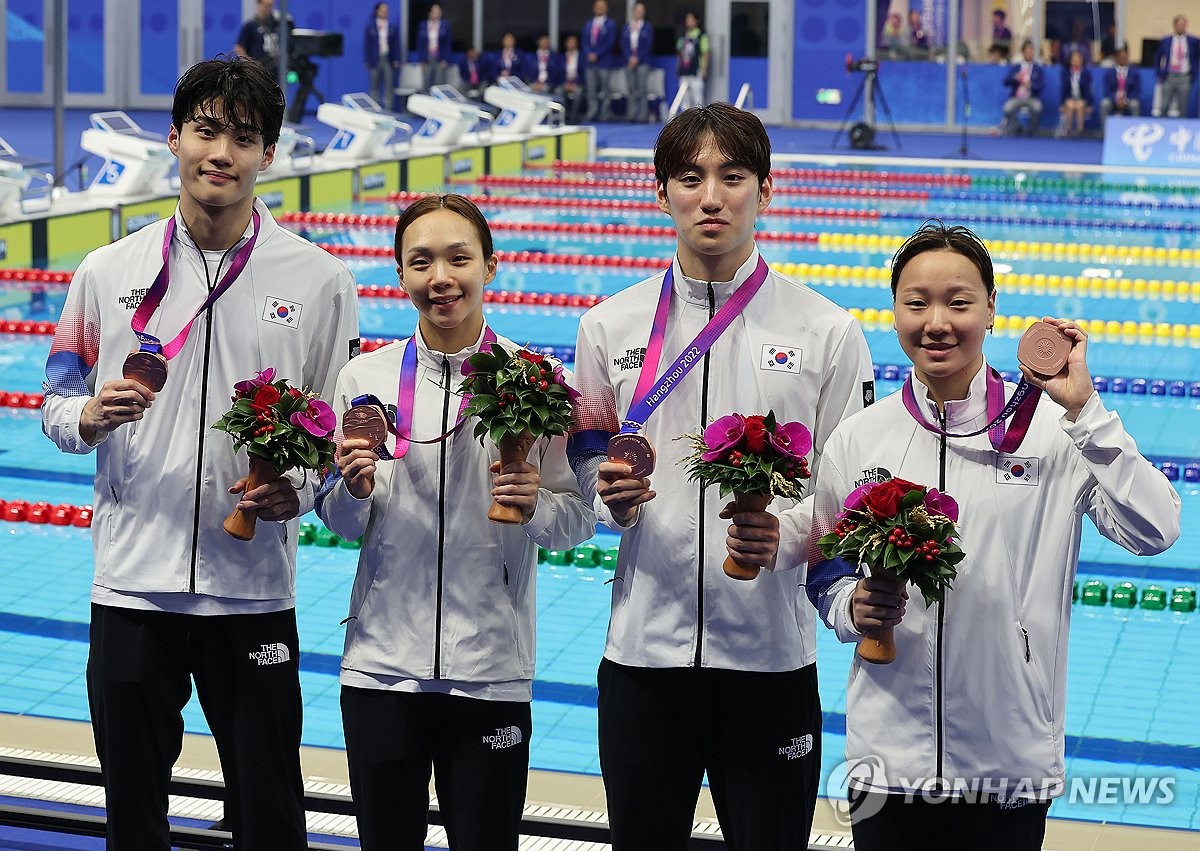 South Korean swimmers Hwang Sun-woo, Kim Seo-yeong, Choi Dong-yeol and Lee Eun-ji pose with their bronze medals won in the mixed 4x100-meter medley relay at the Asian Games at Hangzhou Olympic Sports Centre Aquatic Sports Arena in Hangzhou, China, on Sept. 27, 2023. (Yonhap)