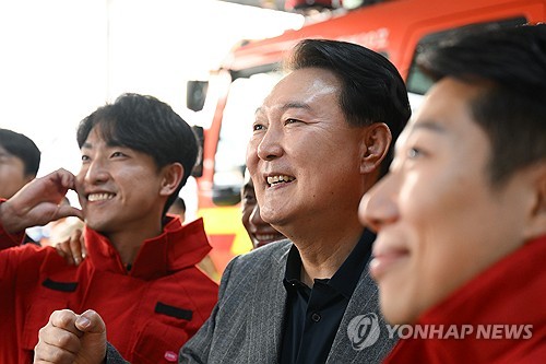 Yoon visits fire station during Chuseok holiday