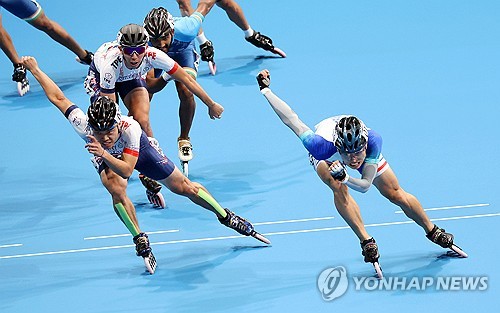세리머니하다 역전패…한국 롤러, 남자 3,000m 계주 은메달