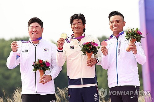 Im Sung-jae of South Korea (L) poses with his silver medal won in the men&apos;s golf individual event at the Asian Games at West Lake International Golf Course in Hangzhou, China, on Oct. 1, 2023. (Yonhap)