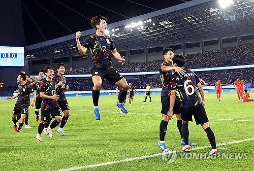 한국 남자축구, 중국 2-0 제압하고 6회 연속 4강 진출