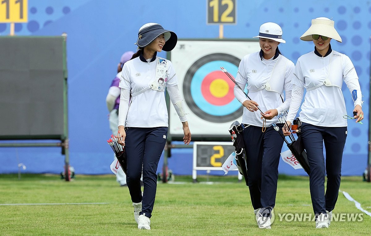 한국 여자 사격 대표팀이 2023년 10월 2일 중국 항저우 푸양 인후 스포츠센터에서 열린 제19회 아시안게임 예선전 후 환호하고 있다.(연합뉴스)