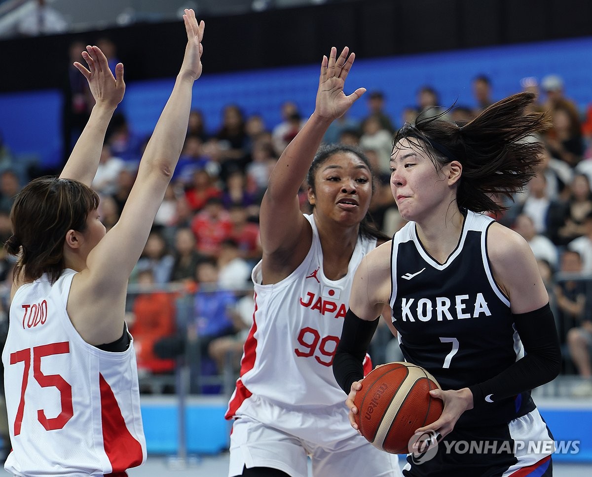 3일 중국 항저우 올림픽스포츠센터 체육관에서 열린 아시안게임 여자농구 준결승 단체전에서 한국 박지수(오른쪽)가 일본 모니카 오코이(가운데)를 꺾고 있다.  2023. (연합)