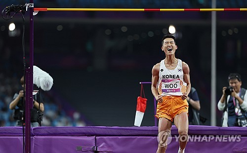  우상혁, 바르심 이어 2위…아시안게임 높이뛰기 2회 연속 은메달
