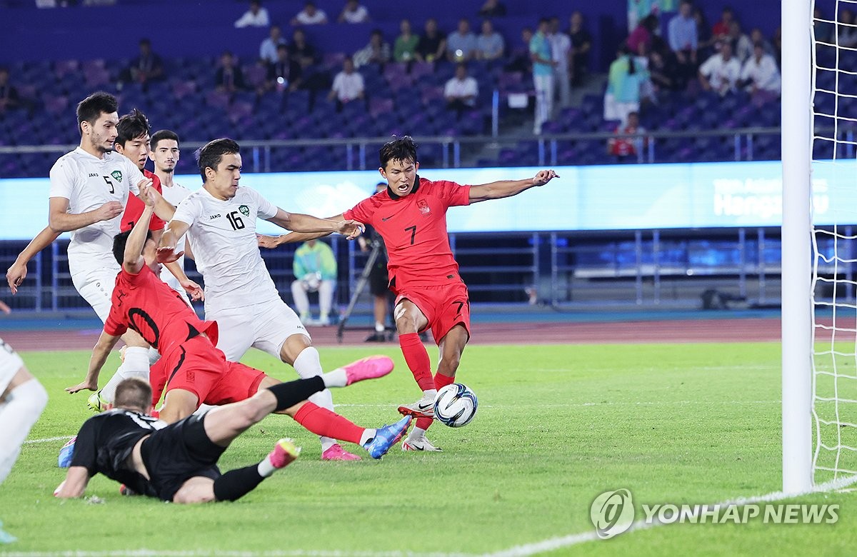 한국 남자축구, 우즈베크 꺾고 결승행…3연패 '한 발 남았다'