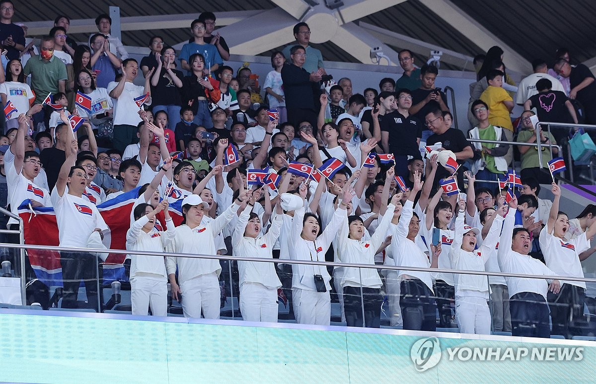 2023년 10월 5일 중국 항저우 항저우 올림픽센터 체육관에서 열린 남북 여자농구 동메달 결정전에서 북한 팬들이 대표팀을 응원하고 있다.(연합뉴스)