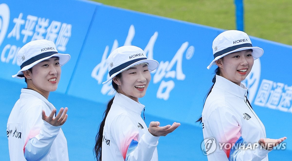 한국 사격 선수 안산, 최미선, 임세현(왼쪽에서 오른쪽)이 중국 항저우 푸양 인후 스포츠센터에서 열린 아시안게임 여자 리커브 단체전에서 금메달을 딴 뒤 환호하고 있다. .  2023년 10월 6일. (연합)