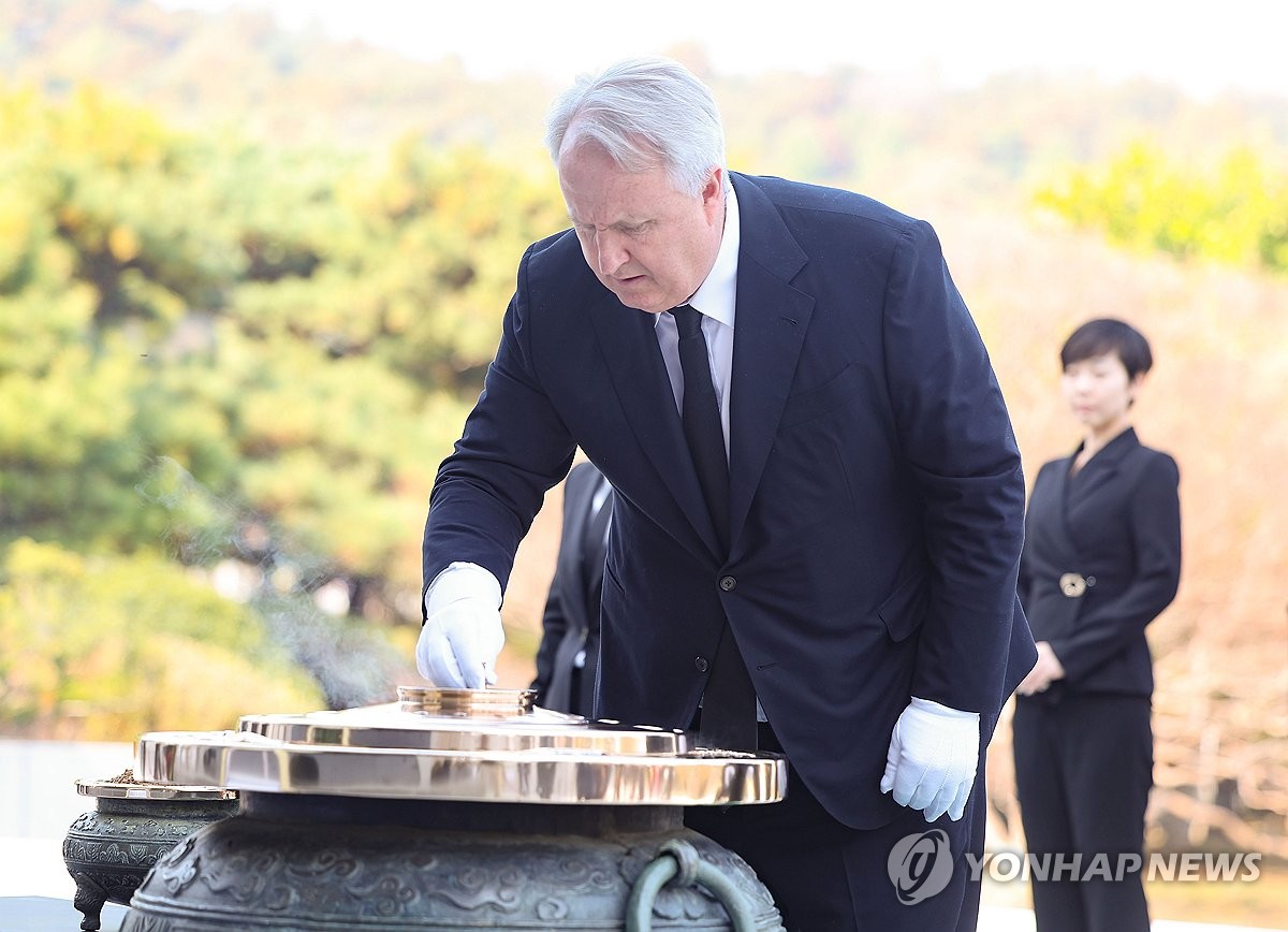 Ihn Yohan, innovation chief of the ruling People Power Party, pays his respects at Seoul National Cemetery in Seoul, on Oct. 30, 2023. (Yonhap)