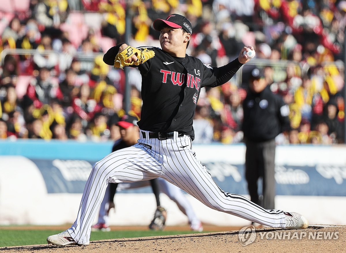 LG Twins starter Kim Yun-sik pitches against the KT Wiz during the bottom of the first inning in Game 4 of the Korean Series at KT Wiz Park in Suwon, Gyeonggi Province, on Nov. 11, 2023. (Yonhap)