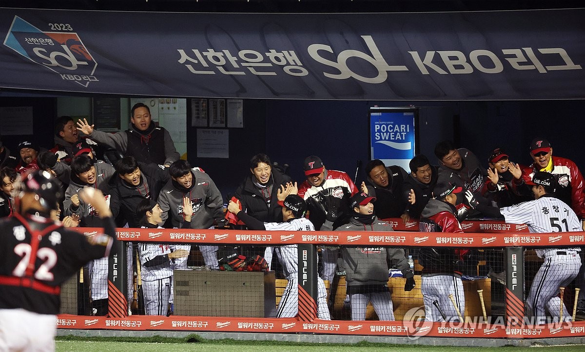 LG Twins players and coaches celebrate after scoring two runs in the bottom of the fifth inning of Game 5 of the Korean Series against the KT Wiz at Jamsil Baseball Stadium in Seoul on Nov. 13, 2023. (Yonhap)