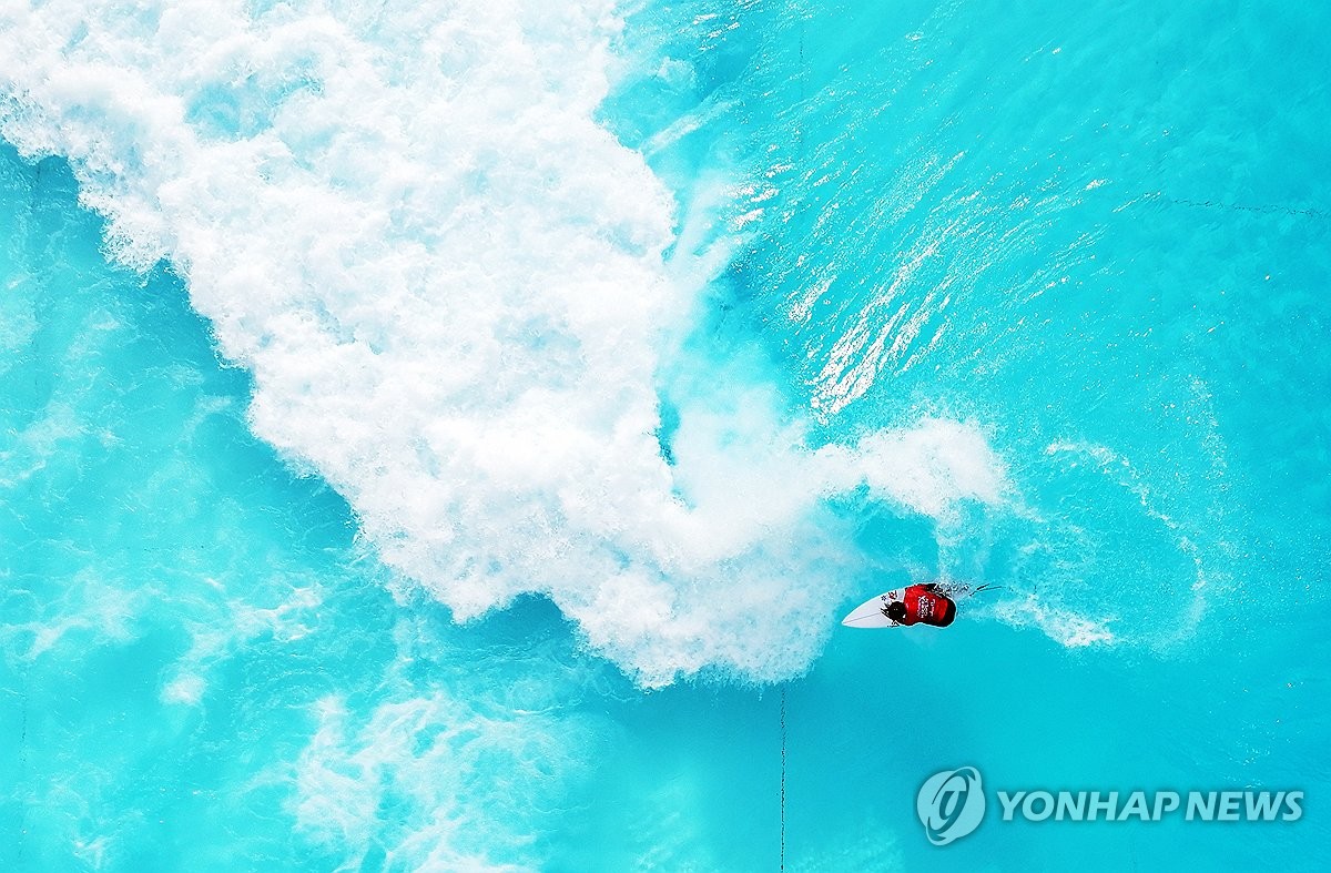 파도 가르는 서퍼