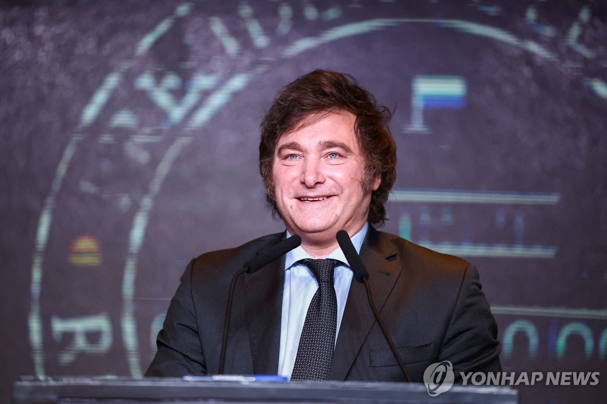 아르헨 대선 승리 후 연설하는 밀레이 당선인