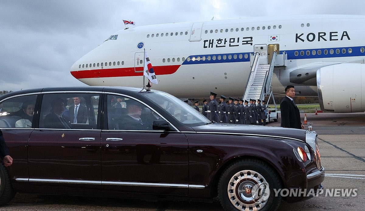El presidente surcoreano, Yoon Suk Yeol, junto con su esposa, Kim Keon Hee, viaja en un vehículo después de llegar al aeropuerto Stansted de Londres, en las afueras de Londres, el 20 de noviembre de 2023, para una visita de estado de cuatro días a Gran Bretaña en el primer tramo. de un viaje por dos países que luego lo llevará a Francia para una campaña diplomática final para llevar la Exposición Universal 2030 a Busan.  (Yonhap)