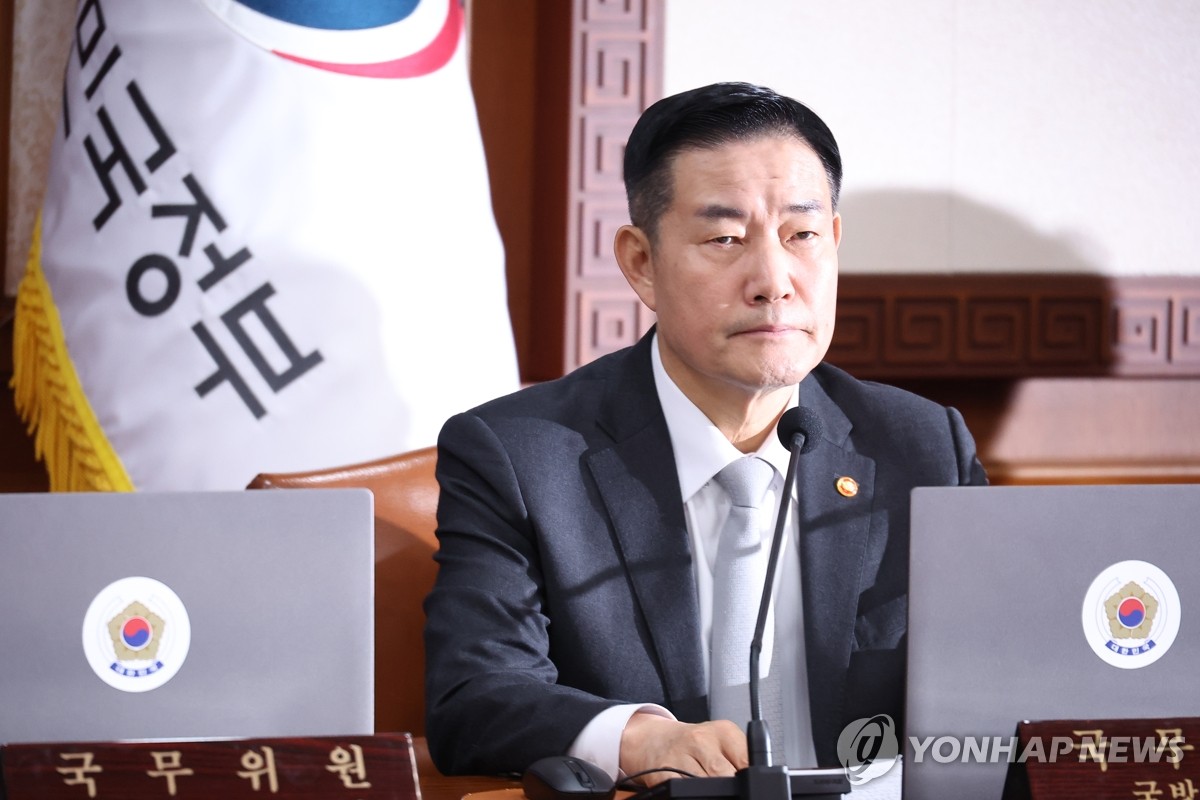 El Ministro de Defensa, Shin Won-sik, asiste a una reunión extraordinaria del Gabinete, presidida por el Primer Ministro Han Duck-soo, en el complejo gubernamental de Seúl el 22 de noviembre de 2023, después de que Corea del Norte dijera que había colocado con éxito un satélite espía en órbita.  El Gabinete aprobó una moción para suspender parte de un acuerdo militar intercoreano de 2018 diseñado para reducir las tensiones fronterizas y evitar enfrentamientos accidentales.  (Yonhap)