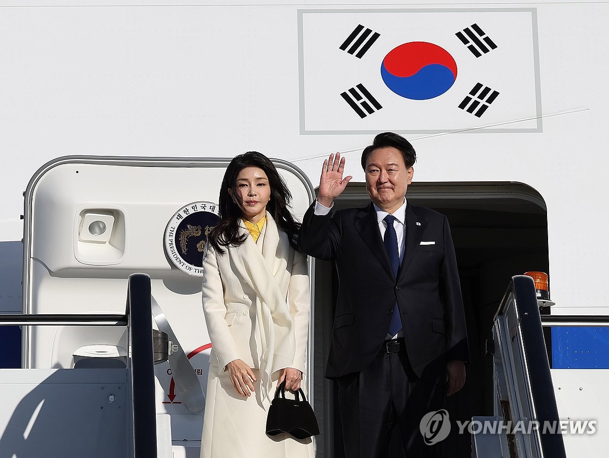 영국 국빈방문 마치고 프랑스로 향하는 윤 대통령 내외