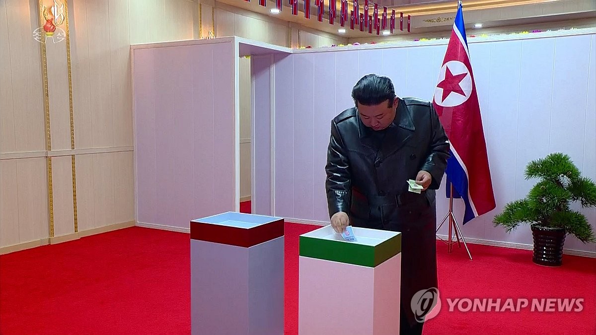 Esta imagen, capturada de imágenes de la Televisión Central Coreana estatal de Corea del Norte el 27 de noviembre de 2023, muestra al líder norcoreano, Kim Jong-un, emitiendo sus votos el día anterior en un colegio electoral en la provincia de Hamgyong del Sur en las elecciones para elegir nuevos diputados. a las asambleas locales.  (Para uso únicamente en la República de Corea. Sin redistribución) (Yonhap)