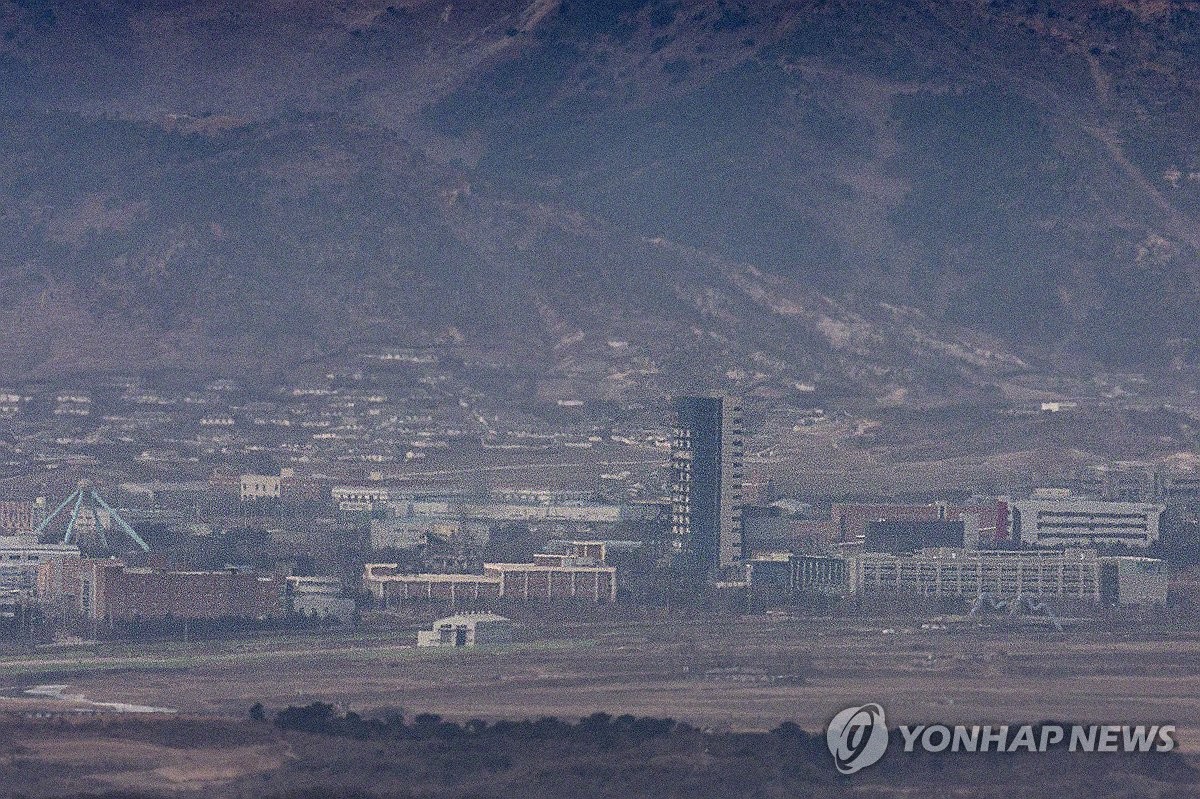 Esta fotografía de archivo, tomada el 18 de diciembre de 2023, muestra el Complejo Industrial de Kaesong, un complejo industrial conjunto en la ciudad fronteriza de Kaesong, en el Norte.  (Yonhap)