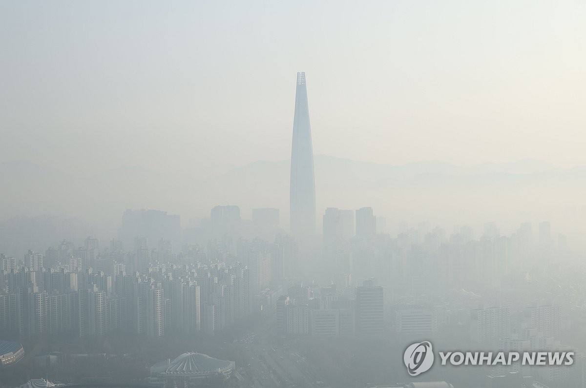 서울 지역 초미세먼지 농도가 '나쁨' 수준을 보이는 28일 오전 서울 강남구,송파구 일대가 뿌옇게 보인다. / 연합뉴스