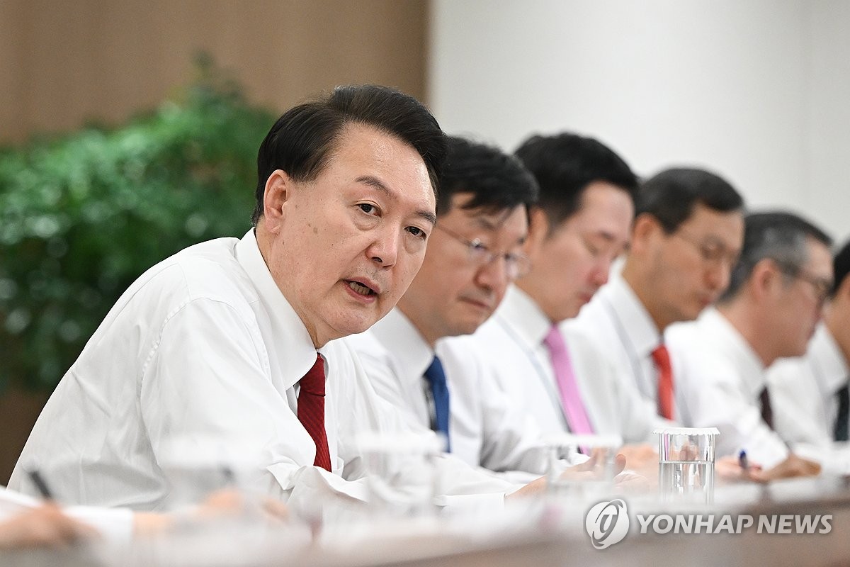 President Yoon Suk Yeol (L) holds a meeting with his senior secretaries at the presidential office in Seoul on Jan. 2, 2024, in this photo provided by his office. (PHOTO NOT FOR SALE) (Yonhap)