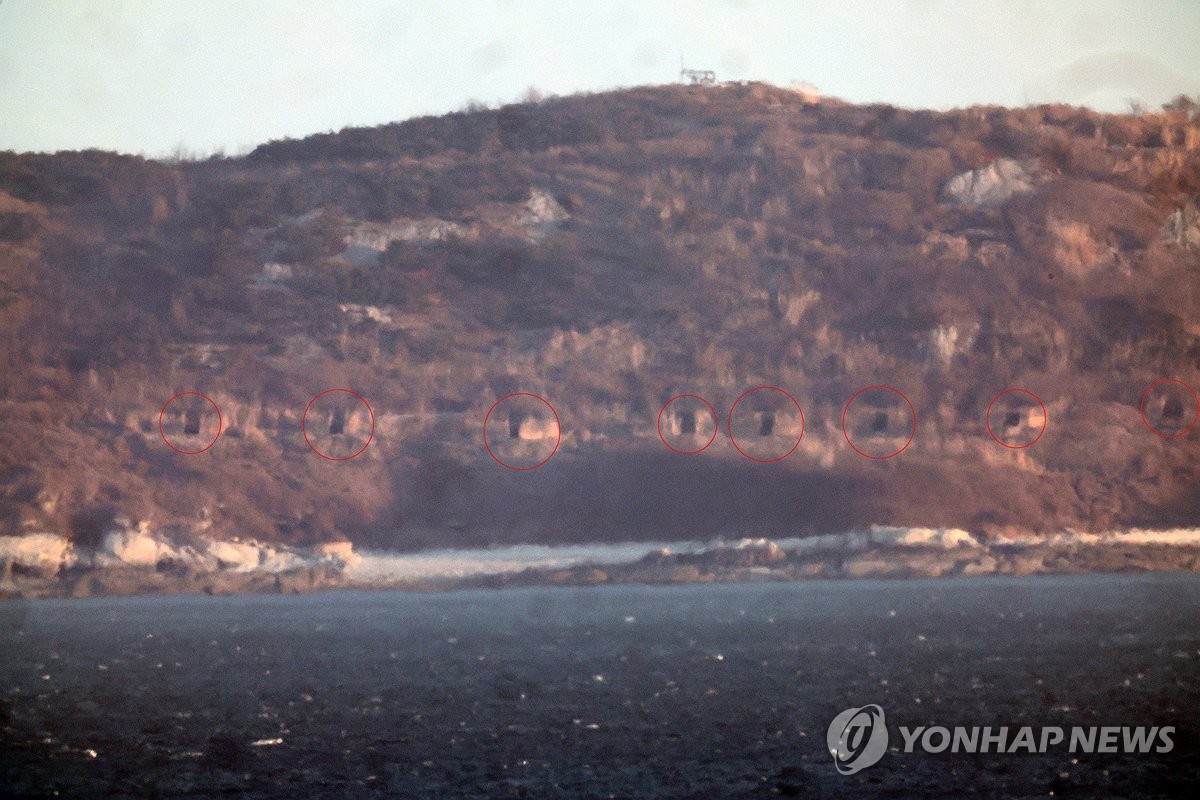 Los puertos de artillería costera (encerrados en un círculo rojo) en una isla de Corea del Norte cerca de la Línea Límite Norte, una frontera marítima de facto, permanecen abiertos, en esta foto tomada desde la isla de Yeonpyeong, en la primera línea de Corea del Sur, el 7 de enero. 2023. (Yonhap)