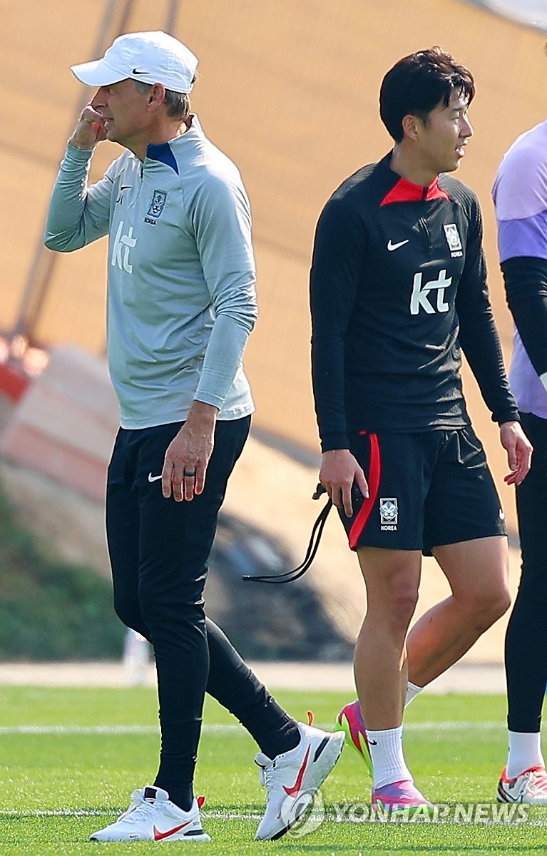 The South Korean men's soccer team passes by head coach Jurgen Klinsmann after completing a training session during a training session for the Asian Football Confederation Asian Cup at the Al Egla training ground in Doha on January 11, 2024. Team member Son Heung-min (right).  .(Yonhap News)