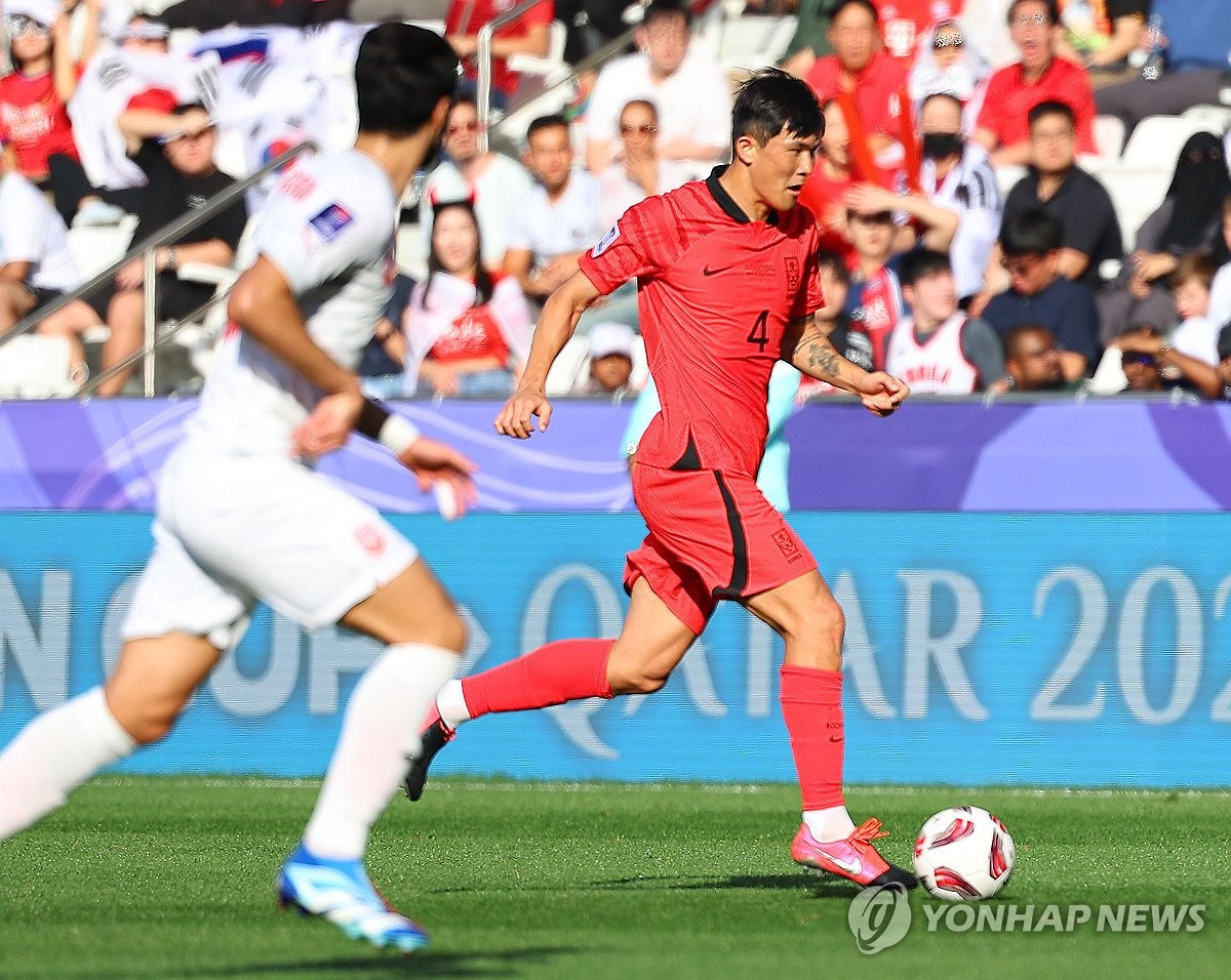 Kim Min-jae (right) of South Korea dribbles the ball against Bahrain during the Group E match of the Asian Football Confederation Asian Cup held at Jassim Bin Hamad Stadium in Doha on January 15, 2024 (Yonhap News)