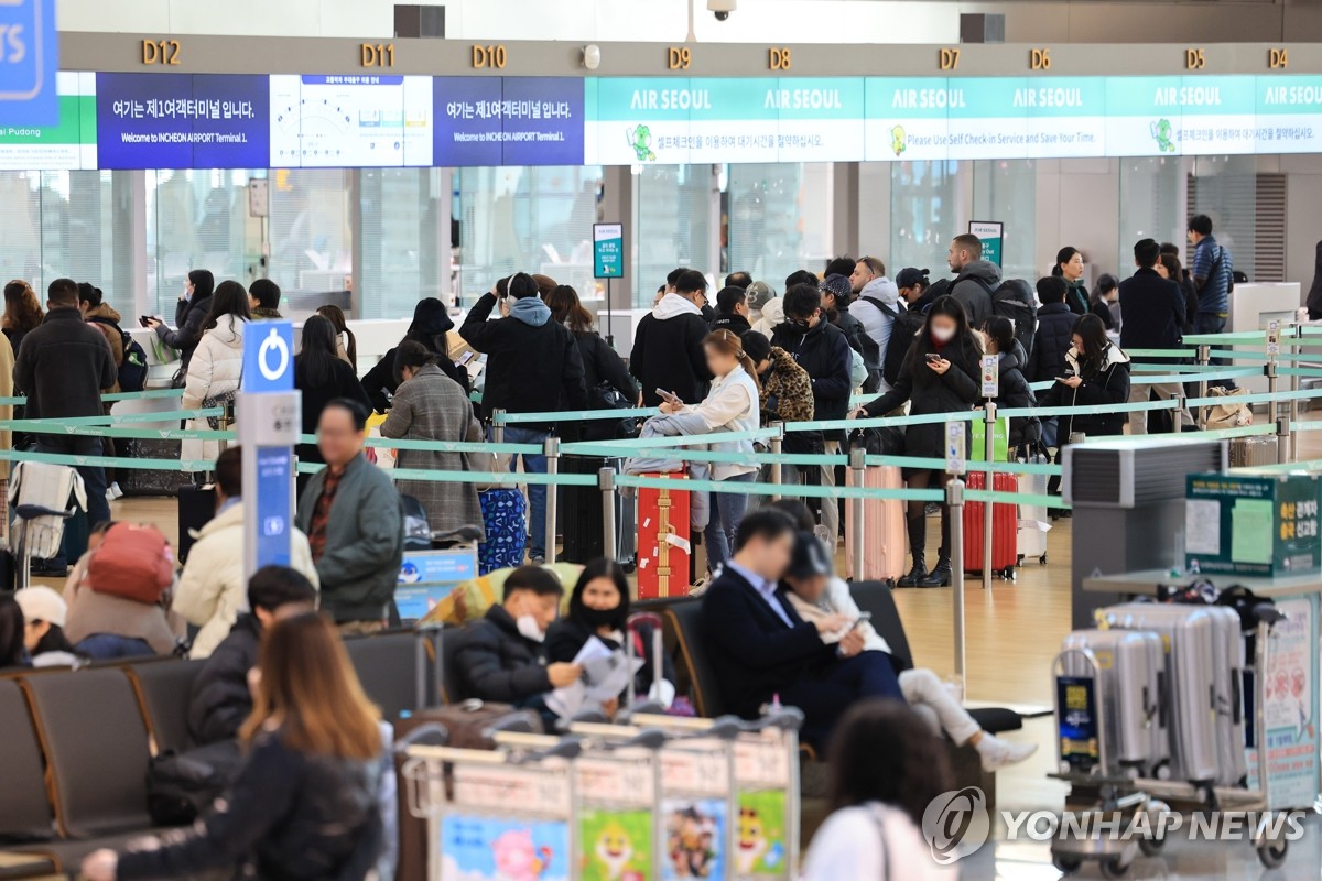 This photo taken on Jan. 16, 2024, shows outbound tourists at Incheon International Airport in Incheon, just west of Seoul. (Yonhap)